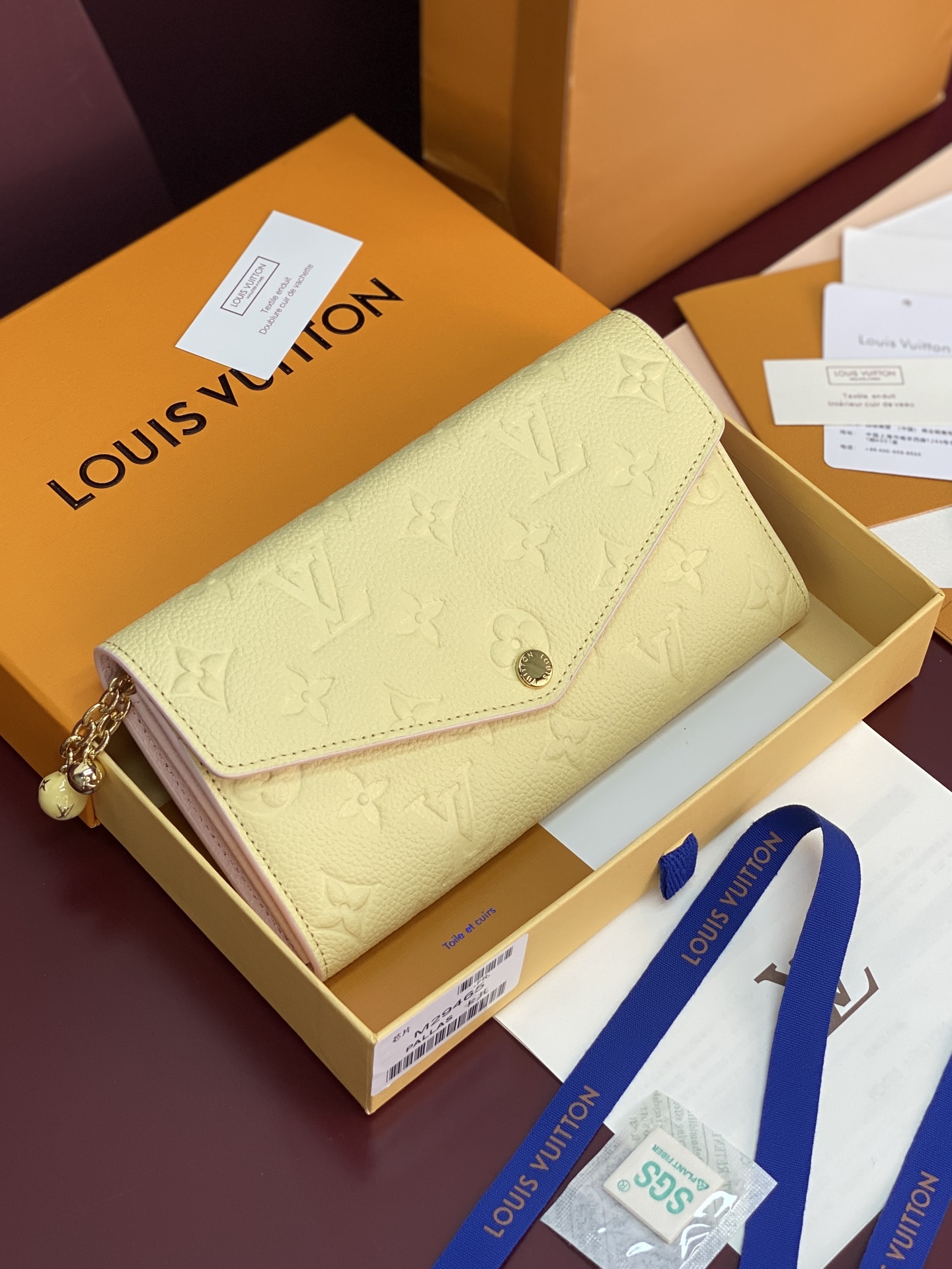NO:854107,M29465 Beige!  Chip version!  This Sarah wallet is made of Monogram Empreinte leather embossed with the classic Monogram pattern, with an envelope-style flap opening for credit cards and a zippered coin pocket. Detailed features: 19 x 10.5 x 2 cm (length x height x width)., LV wallet, louis vuitton, wallets19860909M29465 米黄色！芯片版！ 本款 Sarah 钱夹为 Monogram Empreinte 皮革压印经典 Monogram 图案,以信封式翻盖开启信用卡卡片夹层和拉链零钱袋. 详细特征19 x 10.5 x 2厘米(长度 x 高 x 宽).,LV钱包,louis vuitton,wallets,欧美剧