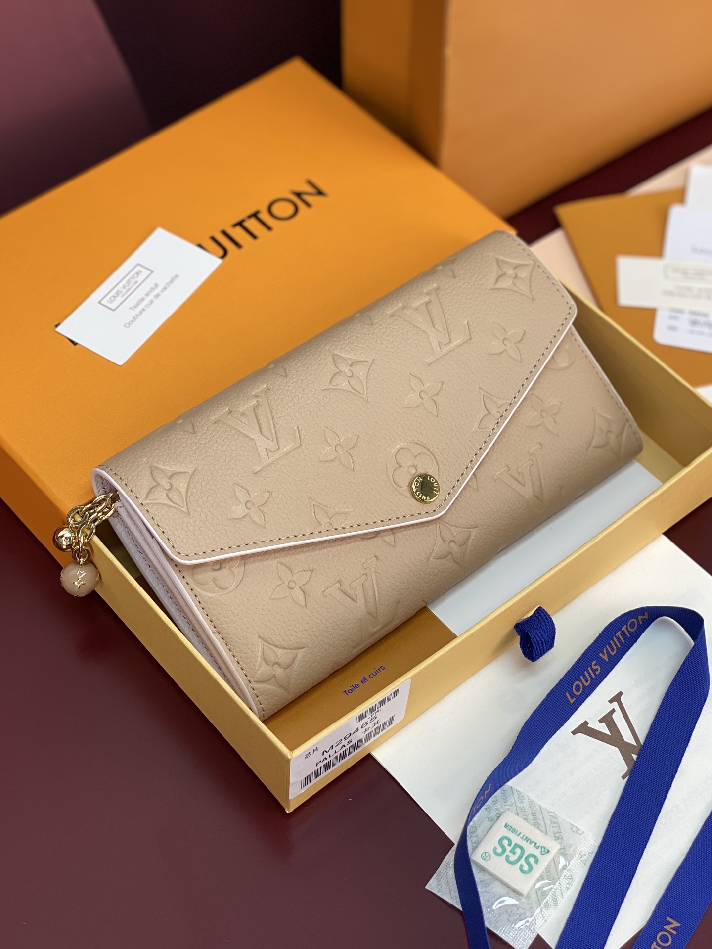 NO:854117,M29465 Khaki!  Chip version!  This Sarah wallet is made of Monogram Empreinte leather embossed with the classic Monogram pattern, with an envelope-style flap opening for credit cards and a zippered coin pocket. Detailed features: 19 x 10.5 x 2 cm (length x height x width)., LV wallet, louis vuitton, wallets19860909M29465 卡其色！芯片版！ 本款 Sarah 钱夹为 Monogram Empreinte 皮革压印经典 Monogram 图案,以信封式翻盖开启信用卡卡片夹层和拉链零钱袋. 详细特征19 x 10.5 x 2厘米(长度 x 高 x 宽).,LV钱包,louis vuitton,wallets,欧美剧