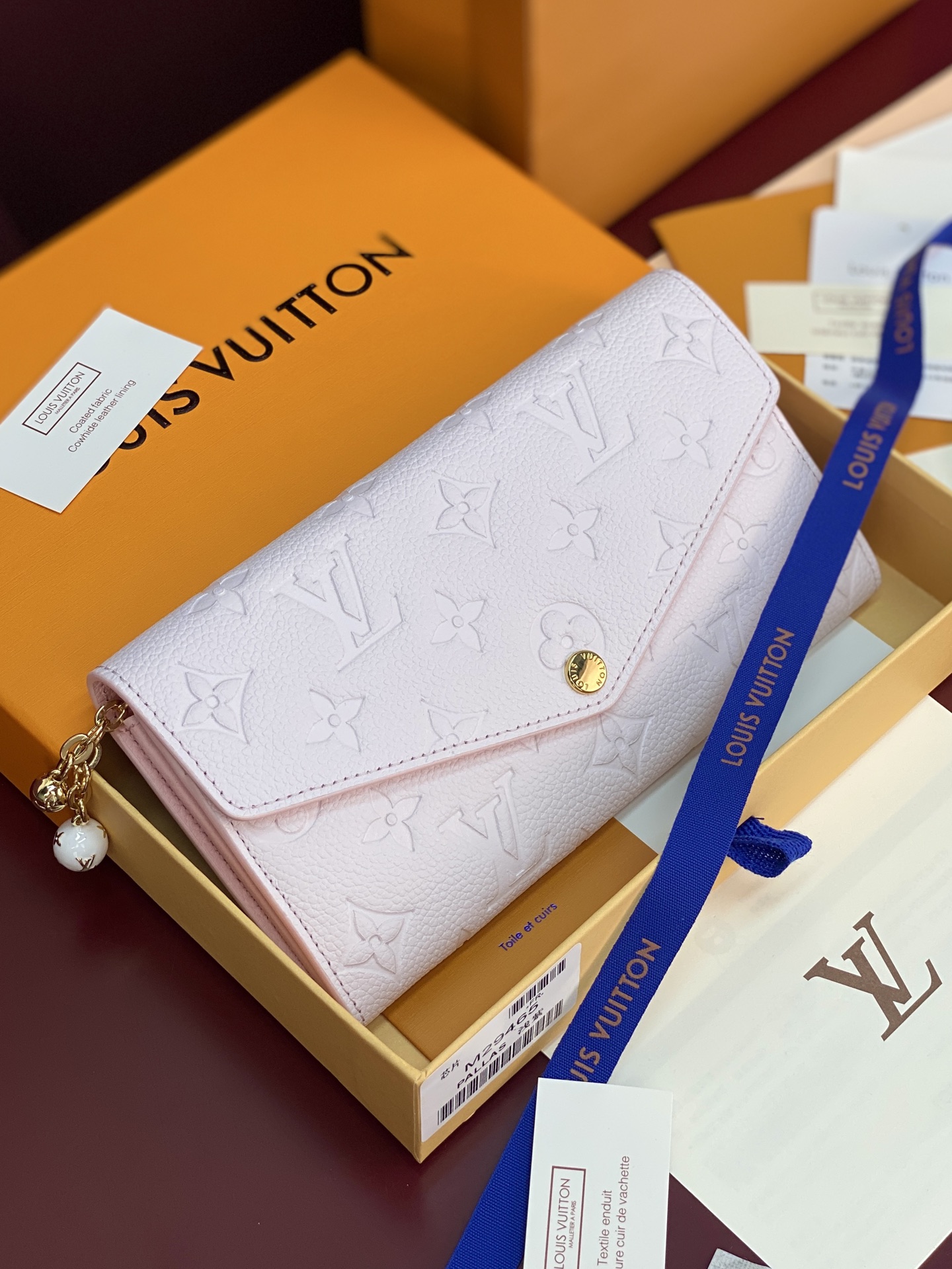 NO:854024,M29465 light purple!  Chip version!  This Sarah wallet is made of Monogram Empreinte leather embossed with the classic Monogram pattern, with an envelope-style flap opening for credit cards and a zippered coin pocket. Detailed features: 19 x 10.5 x 2 cm (length x height x width)., LV wallet, louis vuitton, wallets19860909M29465 浅紫色！芯片版！ 本款 Sarah 钱夹为 Monogram Empreinte 皮革压印经典 Monogram 图案,以信封式翻盖开启信用卡卡片夹层和拉链零钱袋. 详细特征19 x 10.5 x 2厘米(长度 x 高 x 宽).,LV钱包,louis vuitton,wallets,欧美剧