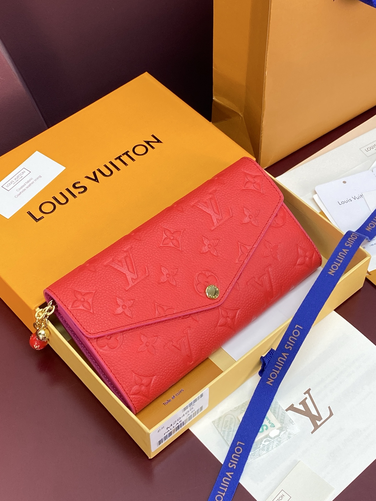 NO:854035,M29465 Big red!  Chip version!  This Sarah wallet is made of Monogram Empreinte leather embossed with the classic Monogram pattern, with an envelope-style flap opening for credit cards and a zippered coin pocket. Detailed features: 19 x 10.5 x 2 cm (length x height x width)., LV wallet, louis vuitton, wallets19860909M29465 大红色！芯片版！ 本款 Sarah 钱夹为 Monogram Empreinte 皮革压印经典 Monogram 图案,以信封式翻盖开启信用卡卡片夹层和拉链零钱袋. 详细特征19 x 10.5 x 2厘米(长度 x 高 x 宽).,LV钱包,louis vuitton,wallets,欧美剧