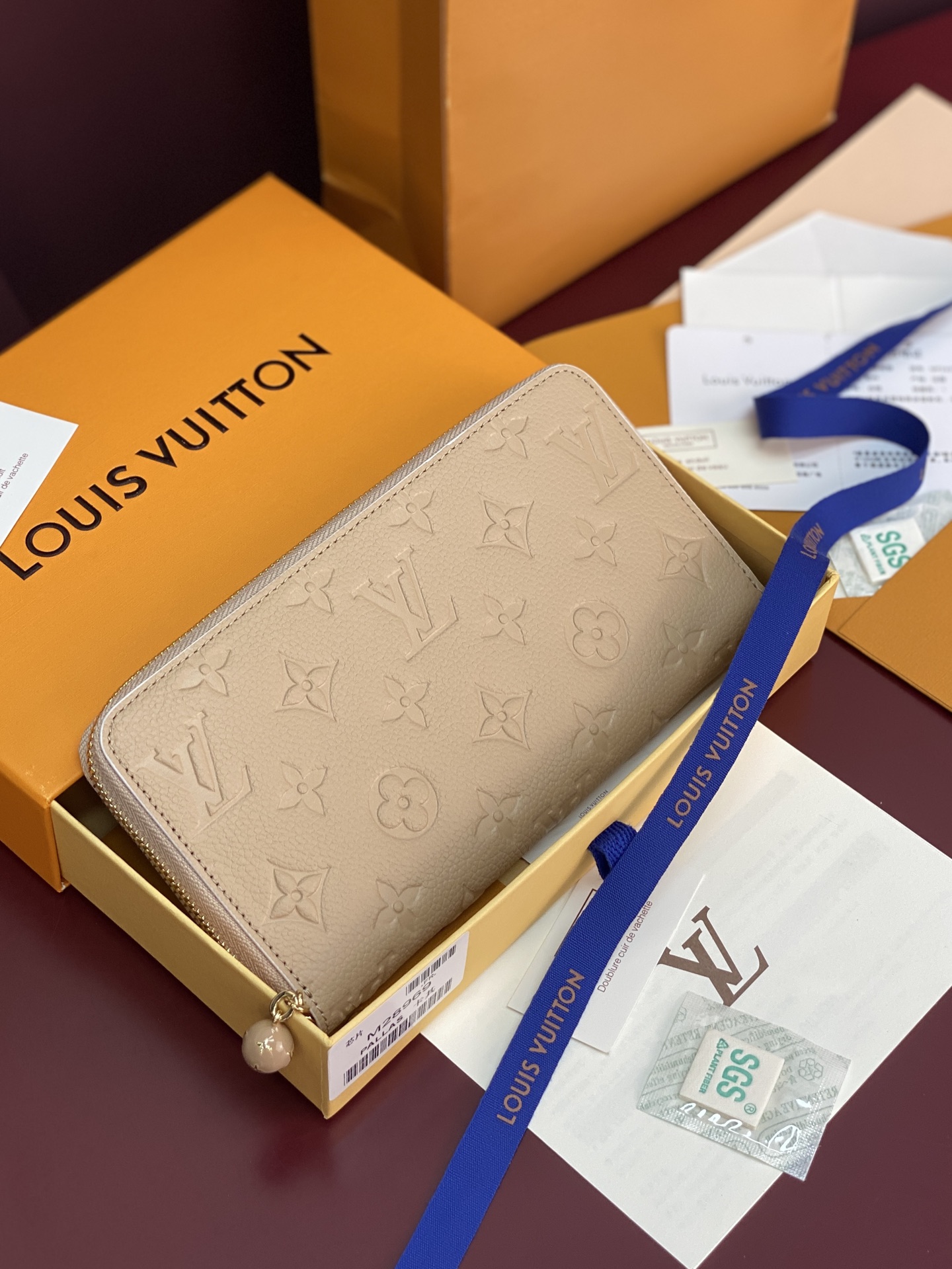 NO:854047,M28969 Khaki!  Chip version!  The classic Zippy zipper wallet is made of exquisite and soft Monogram Empreinte leather. It has spacious capacity and exquisite gold accessories. It shows elegance in a low-key manner. size 19.5X10cm, LV wallet, louis vuitton, wallets19860909M28969 卡其色！芯片版！ 造型经典的 Zippy 拉链钱夹以精致而柔软的 Monogram Empreinte 皮革制成 宽敞的容量和精致的金色配件 低调中尽显优雅气质 size 19.5X10cm,LV钱包,louis vuitton,wallets,欧美剧