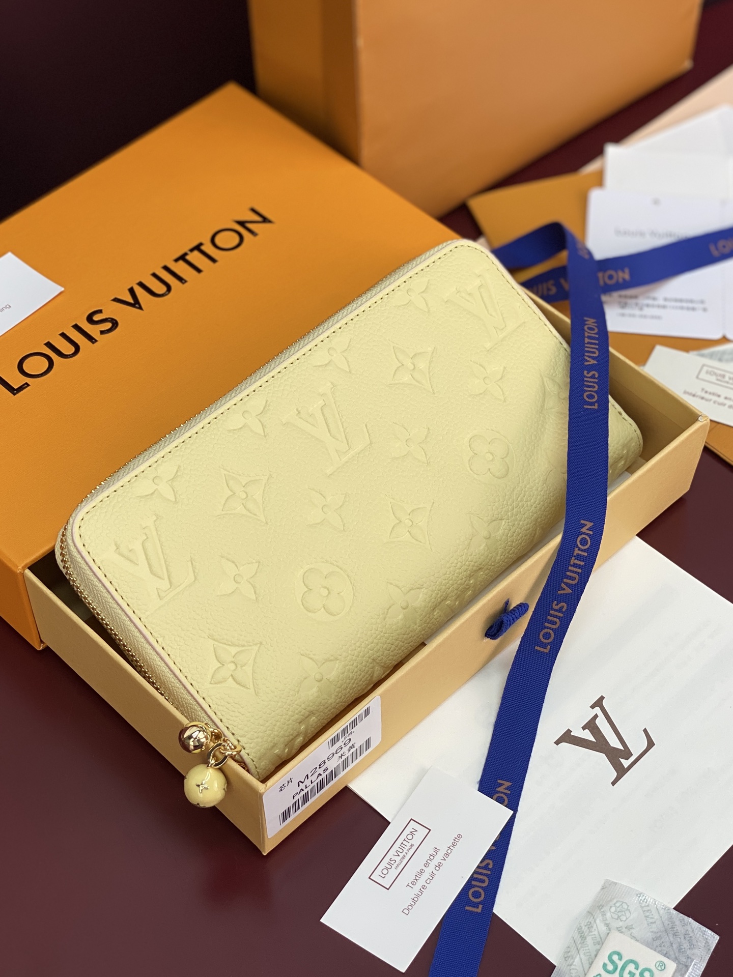 NO:854058,M28969 Beige!  Chip version!  The classic Zippy zipper wallet is made of exquisite and soft Monogram Empreinte leather. It has spacious capacity and exquisite gold accessories. It shows elegance in a low-key manner. size 19.5X10cm, LV wallet, louis vuitton, wallets19860909M28969 米黄色！芯片版！ 造型经典的 Zippy 拉链钱夹以精致而柔软的 Monogram Empreinte 皮革制成 宽敞的容量和精致的金色配件 低调中尽显优雅气质 size 19.5X10cm,LV钱包,louis vuitton,wallets,欧美剧