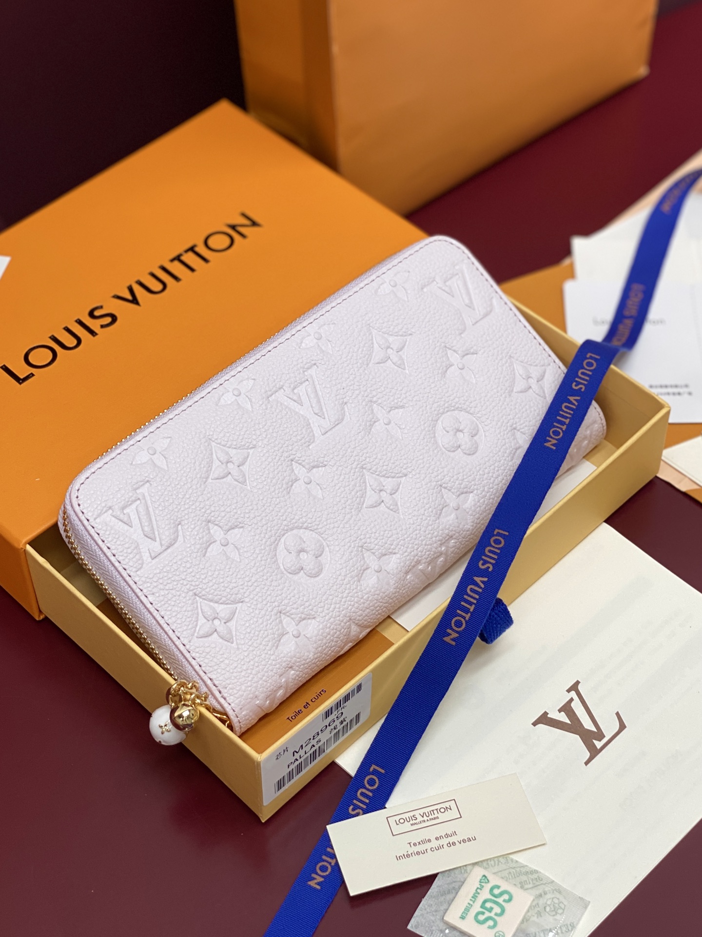 NO:854068,M28969 light purple!  Chip version!  The classic Zippy zipper wallet is made of exquisite and soft Monogram Empreinte leather. It has spacious capacity and exquisite gold accessories. It shows elegance in a low-key manner. size 19.5X10cm, LV wallet, louis vuitton, wallets19860909M28969 浅紫色！芯片版！ 造型经典的 Zippy 拉链钱夹以精致而柔软的 Monogram Empreinte 皮革制成 宽敞的容量和精致的金色配件 低调中尽显优雅气质 size 19.5X10cm,LV钱包,louis vuitton,wallets,欧美剧