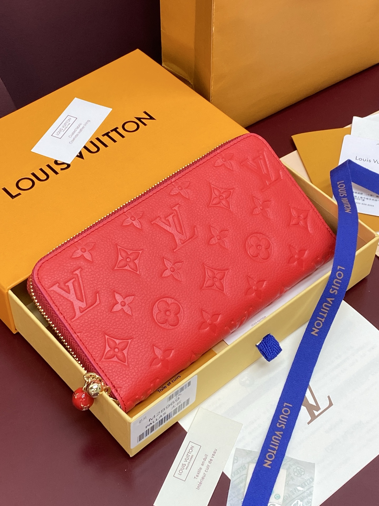 NO:854077,M28969 Big red!  Chip version!  The classic Zippy zipper wallet is made of exquisite and soft Monogram Empreinte leather. It has spacious capacity and exquisite gold accessories. It shows elegance in a low-key manner. size 19.5X10cm, LV wallet, louis vuitton, wallets19860909M28969 大红色！芯片版！ 造型经典的 Zippy 拉链钱夹以精致而柔软的 Monogram Empreinte 皮革制成 宽敞的容量和精致的金色配件 低调中尽显优雅气质 size 19.5X10cm,LV钱包,louis vuitton,wallets,欧美剧