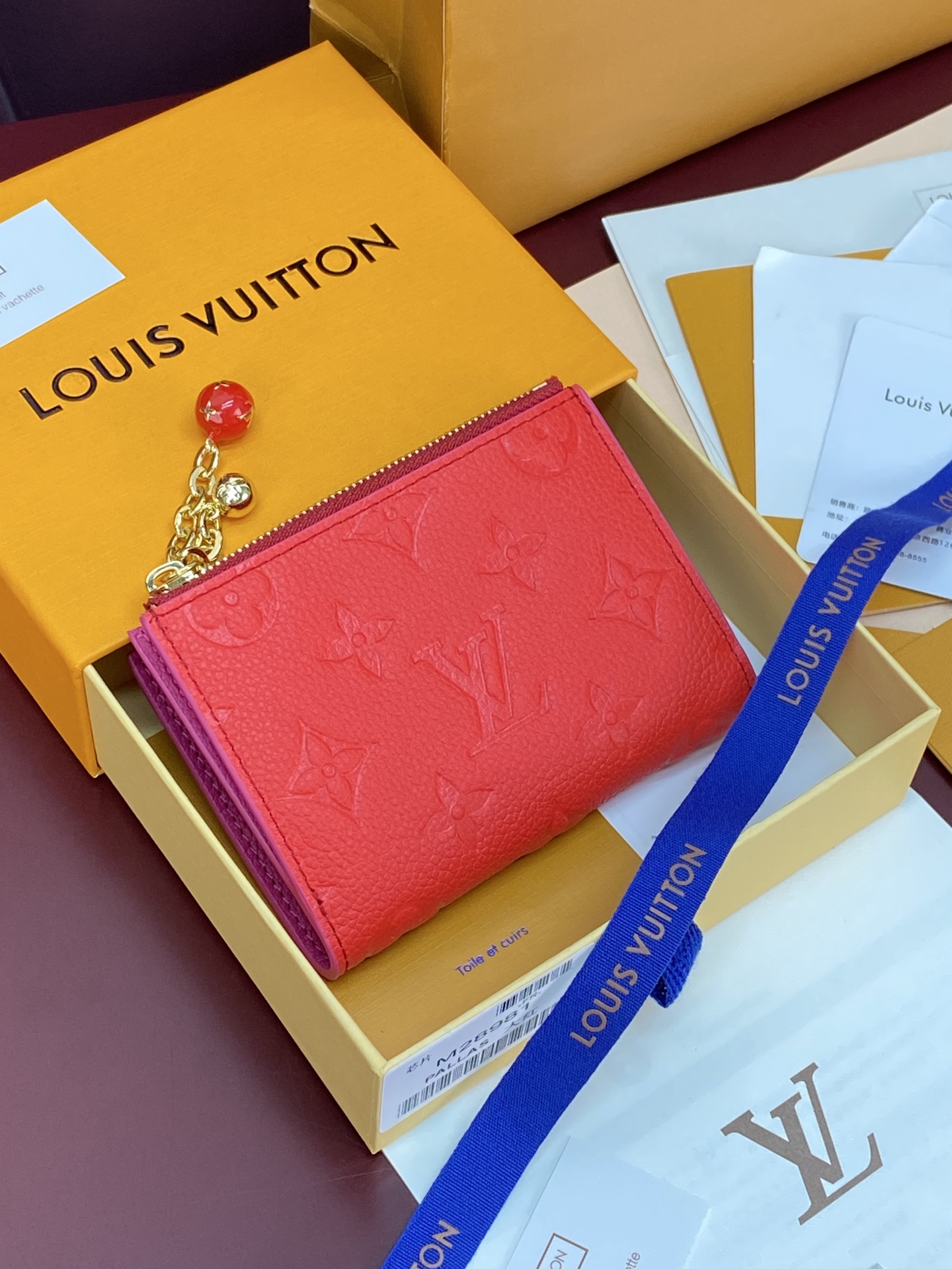 NO:854066,M28981 Big red!  Chip version!  Portefeuil Lisa Compact wallet, made of Monogram canvas. It has a laminated coin pocket with a handle. It is also attractive in size suitable for small bags and clutches. It has a bill compartment on the inside. 2 flat pockets. 4 card slots. size 9×11.5×1.5cm., LV wallet, louis vuitton, wallets, handbag19860909M28981 大红色！芯片版！Portefeuil Lisa 紧凑型钱夹、用Monogram帆布制作 带有拉手的带夹层的硬币口袋的 适合小包和手拿包的尺寸也很有魅力 内侧设有纸币隔间 2个平板口袋 4个卡槽 size9×11.5×1.5cm.,LV钱包,louis vuitton,wallets,handbag,欧美剧