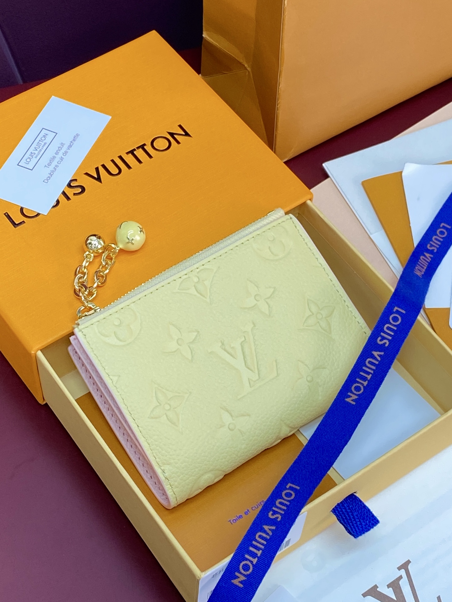 NO:854076,M28981 Beige!  Chip version!  Portefeuil Lisa Compact wallet, made of Monogram canvas. It has a laminated coin pocket with a handle. It is also attractive in size suitable for small bags and clutches. It has a bill compartment on the inside. 2 flat pockets. 4 card slots. size9×11.5×1.5cm.,,LV wallet,louis vuitton,wallets,handbag19860909M28981 米黄色！芯片版！Portefeuil Lisa 紧凑型钱夹、用Monogram帆布制作 带有拉手的带夹层的硬币口袋的 适合小包和手拿包的尺寸也很有魅力 内侧设有纸币隔间 2个平板口袋 4个卡槽 size9×11.5×1.5cm.,,LV钱包,louis vuitton,wallets,handbag,欧美剧
