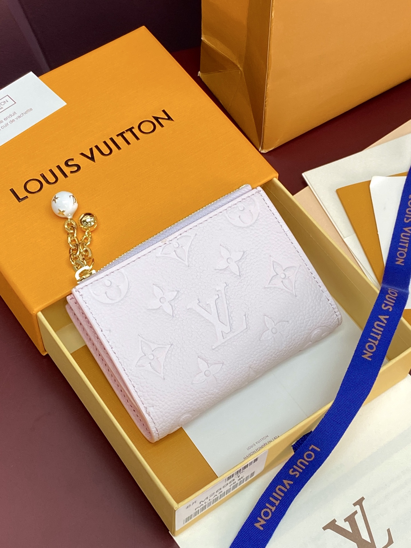 NO:854087,M28981 Light purple!  Chip version!  Portefeuil Lisa Compact wallet, made of Monogram canvas. It has a laminated coin pocket with a handle. It is also attractive in size suitable for small bags and clutches. It has a bill compartment on the inside. 2 flat pockets. 4 card slots. size9×11.5×1.5cm.,,LV wallet,louis vuitton,wallets,handbag19860909M28981 浅紫色！芯片版！Portefeuil Lisa 紧凑型钱夹、用Monogram帆布制作 带有拉手的带夹层的硬币口袋的 适合小包和手拿包的尺寸也很有魅力 内侧设有纸币隔间 2个平板口袋 4个卡槽 size9×11.5×1.5cm.,,LV钱包,louis vuitton,wallets,handbag,欧美剧