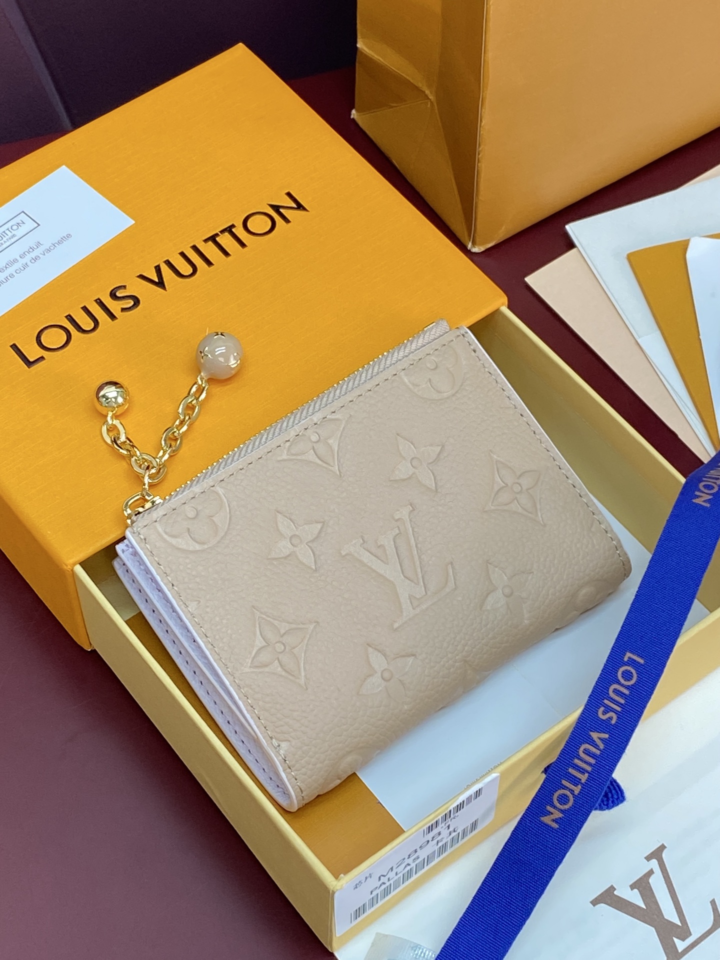 NO:854097,M28981 Khaki!  Chip version!  Portefeuil Lisa Compact wallet, made of Monogram canvas. It has a laminated coin pocket with a handle. It is also attractive in size suitable for small bags and clutches. It has a bill compartment on the inside. 2 flat pockets. 4 card slots. size 9×11.5×1.5cm., LV wallet, louis vuitton, wallets, handbag19860909M28981 卡其色！芯片版！Portefeuil Lisa 紧凑型钱夹、用Monogram帆布制作 带有拉手的带夹层的硬币口袋的 适合小包和手拿包的尺寸也很有魅力 内侧设有纸币隔间 2个平板口袋 4个卡槽 size9×11.5×1.5cm.,LV钱包,louis vuitton,wallets,handbag,欧美剧