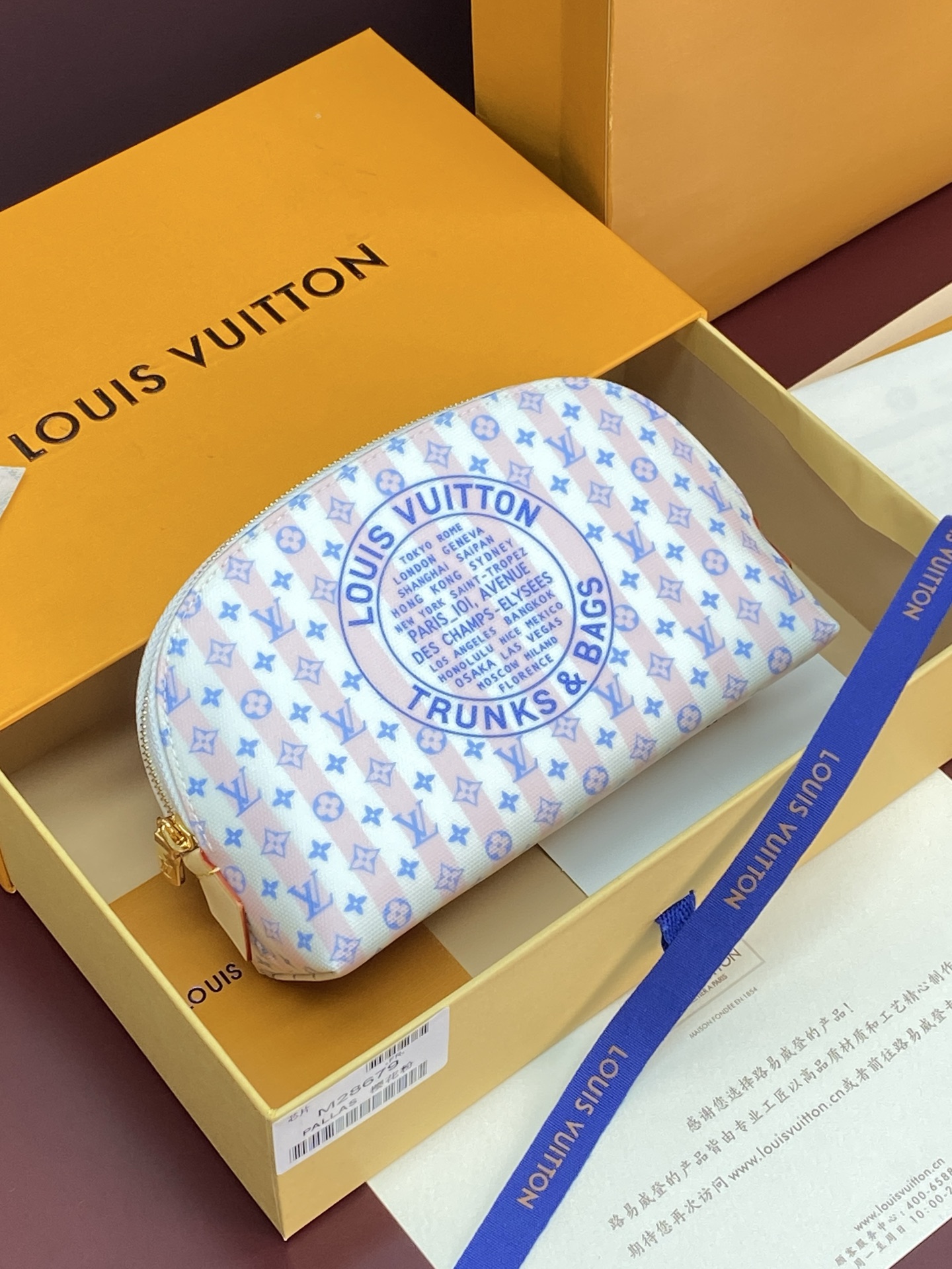 NO:880762,M28679 Sakura pink!  Chip version!  POCHETTE COSMTIQUE small size makeup!  This small Pochette Cosmétique cosmetic bag embodies the summer vitality of LV Stamp coated canvas, with a washable lining and internal patch pockets. The chic floral print hides the interior, perfect for storing cosmetics and skin care products. This collection comes with exclusive packaging, imbued with the charming style of the Côte d'Azur, and comes with limited charms and the brand's iconic beach hut bag to enjoy the leisurely atmosphere of summer - limited edition, while stocks last. 19 x  12 x 6 cm (length x height x width).,LV wallet,louis vuitton,wallets,cosmetic bags & cases19860909M28679 樱花粉！芯片版！POCHETTE COSMTIQUE 小号化妆！本款 Pochette Cosmétique 小号化妆包身披 LV Stamp 涂层帆布的夏日活力,搭配可水洗内衬和内贴袋.别致花卉印花暗藏内里,成就化妆品和护肤品的收纳之选. 本系列臻作搭配专属包装,浸染蔚蓝海岸的迷人风情,随附限定挂饰与品牌标志性海滩小屋手袋,尽揽盛夏悠然意趣——限量呈献,售完即止. 19 x 12 x 6 厘米 (长度 x 高 x 宽).,LV钱包,louis vuitton,wallets,cosmetic bags & cases,欧美剧