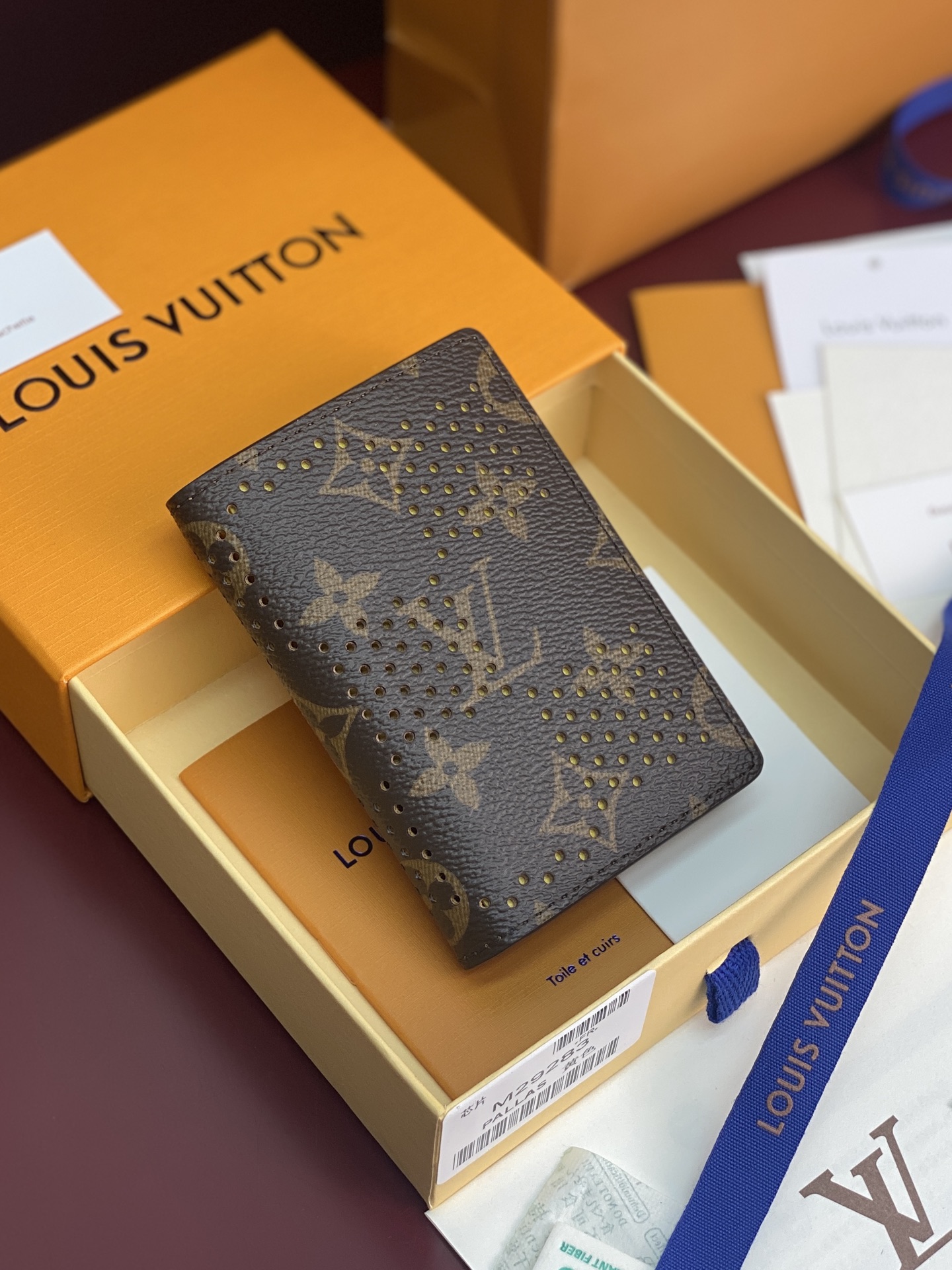 NO:880937,M29283 Yellow!  Chip version!  Pocket wallet, this pocket wallet is made of perforated Monogram Grid coated canvas, with unique perforations replicating the tennis racket strings, and depicting the brand's classic Damier pattern. The internal card slots and pockets and practical outer pockets create a neat storage space. 7.5 x 11.1 x 1 cm (length x height x width)., LV wallet, louis vuitton, wallets19860909M29283 黄色！芯片版！口袋钱夹、本款口袋钱夹取材穿孔 Monogram Grid 涂层帆布,以别致穿孔复刻网球拍线,其间描绘品牌经典 Damier 图案.内部卡位和口袋与实用外袋共筑齐整收纳空间. 7.5 x 11.1 x 1 厘米 (长度 x 高 x 宽).,LV钱包,louis vuitton,wallets,欧美剧