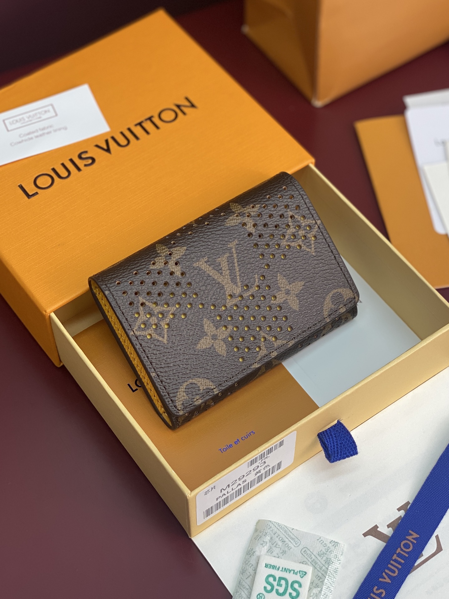 NO:880940,M29293 Yellow!  Chip version!  ENVELOPPE CARTE DE VISITE card holder, this Envelope card holder is made of Monogram Gird coated canvas, with fine perforations against the colorful leather lining, with a Damier pattern painted on it, adding a transparent and deep texture. Snap buttons open the card slot and accordion compartment. 10.5 x 8 x 1 cm (length x height x width)., LV wallet, louis vuitton, cartier, wallets19860909M29293 黄色！芯片版！ENVELOPPE CARTE DE VISITE 卡夹、本款 Envelope 卡夹取材 Monogram Gird 涂层帆布,以细腻穿孔映衬缤纷皮革内衬,其间描绘 Damier 图案,平添一抹通透深邃质感.按扣开启卡位和风琴隔层. 10.5 x 8 x 1 厘米 (长度 x 高 x 宽).,LV钱包,louis vuitton,cartier,wallets,欧美剧