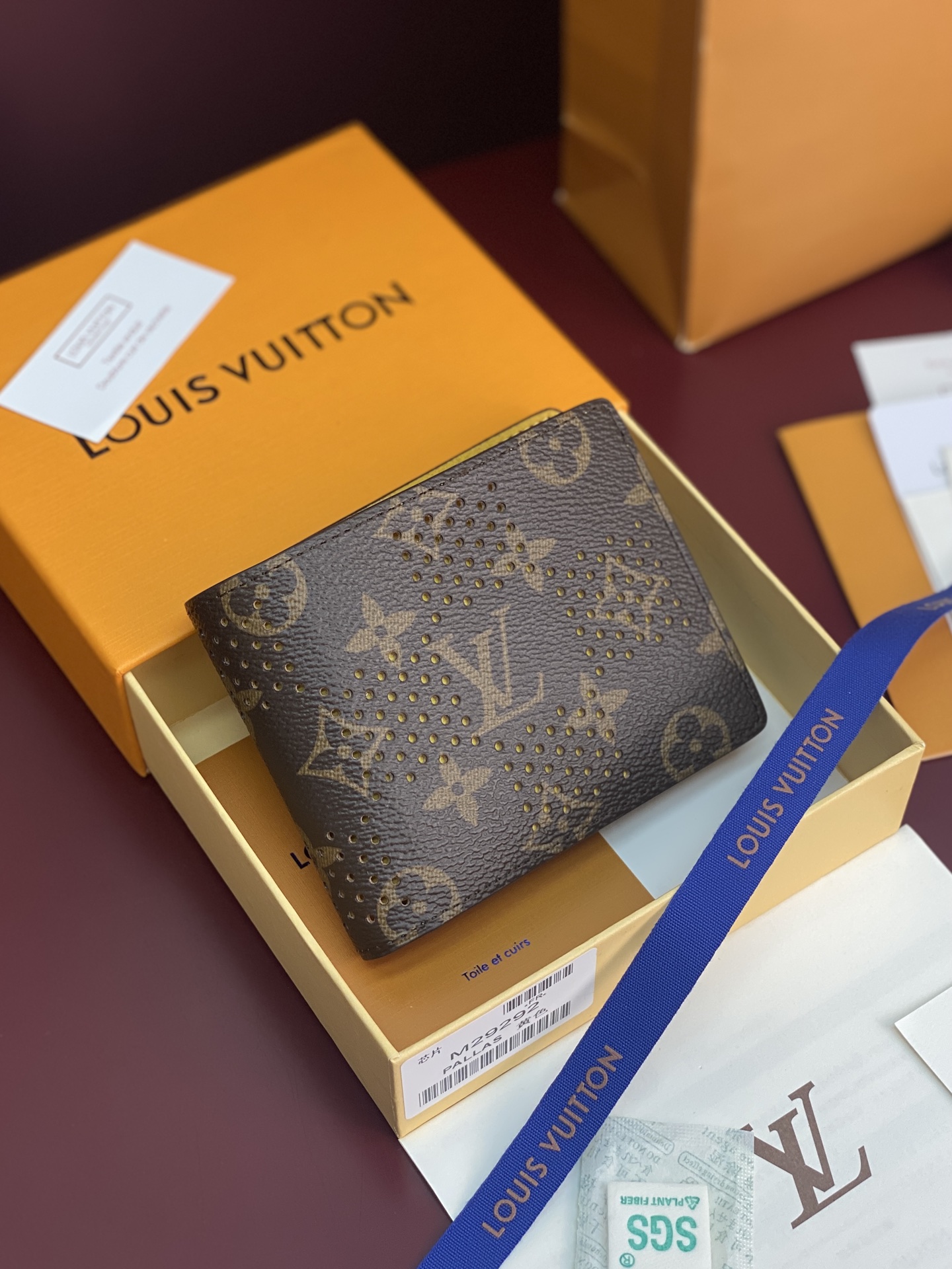NO:880943,M29292 yellow!  Chip version!  MULTIPLE Wallet, This Multiple Wallet is made of new Monogram canvas, with the delicate perforations on the Monogram Grid canvas depicting the classic Damier pattern, showing Pharrell Williams' iconic primary color inspiration. Multiple card slots and banknote compartments add practical details to the compact configuration. 11.5 x 9 x 1.5 cm (length x height x width)., LV wallet, louis vuitton, wallets19860909M29292 黄色！芯片版！MULTIPLE 钱夹、本款 Multiple 钱夹焕新 Monogram 帆布,以 Monogram Grid 帆布上的细腻穿孔描绘经典 Damier 图案,展现 Pharrell Williams 标志性的原色灵感.多重卡位和钞票隔层为紧凑构型增添实用细节. 11.5 x 9 x 1.5 厘米 (长度 x 高 x 宽).,LV钱包,louis vuitton,wallets,欧美剧