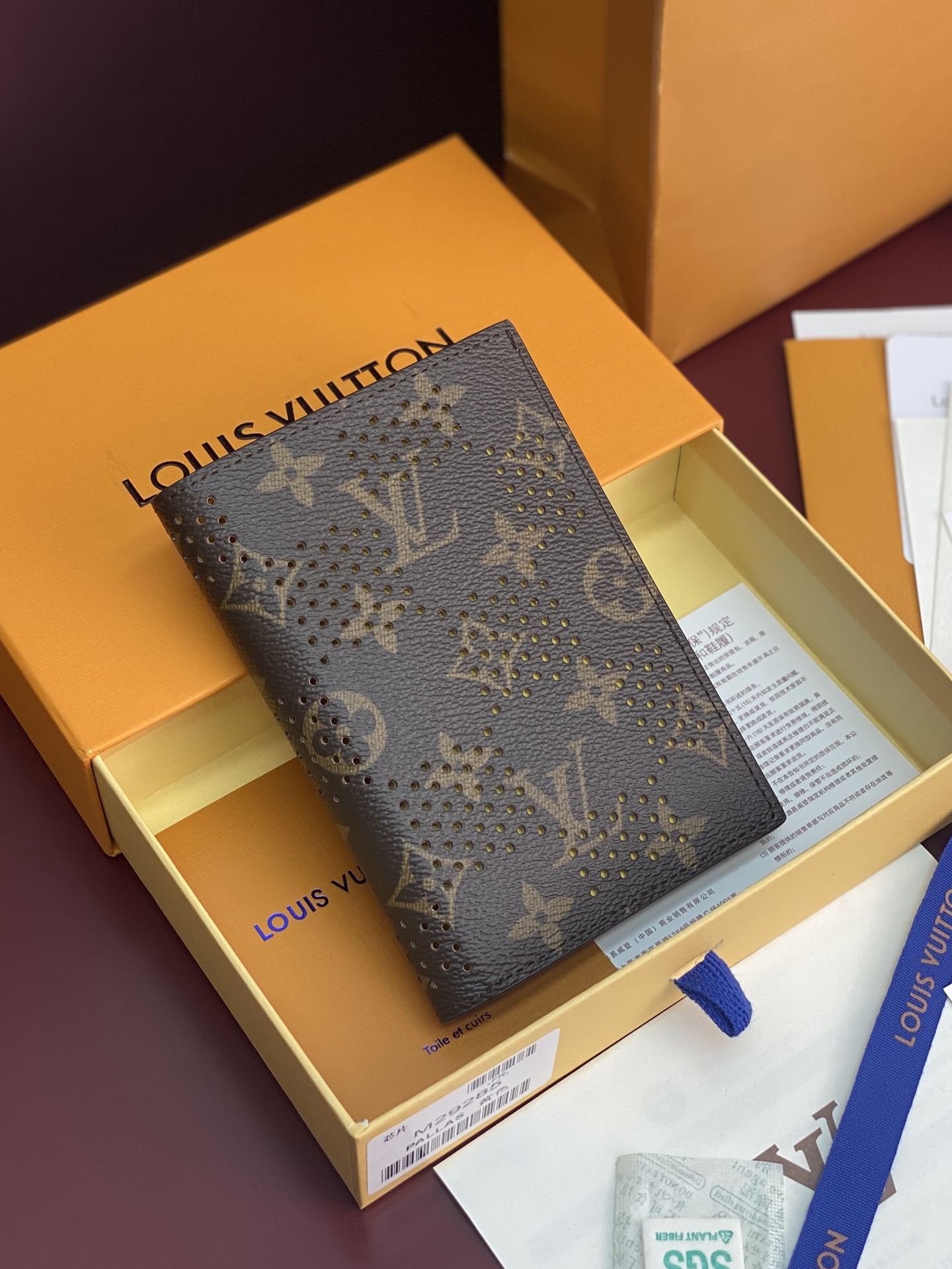 NO:880946,M29285 Yellow!  Chip version!  Passport case, this passport case is made of Monogram Grid coated canvas, with delicate perforations covering the colorful lining, in which the brand's classic Damier plaid is engraved, showing the grid inspiration of tennis rackets. The compact structure includes card slots and patch pockets. 10 x 14 x 2.5 cm (length x height x width)., LV wallet, louis vuitton, wallets19860909M29285 黄色！芯片版！护照套、本款护照套取材 Monogram Grid 涂层帆布,以细腻穿孔掩映缤纷内衬,其间复刻品牌经典 Damier 格纹,展现网球拍的网格灵感.紧凑构型囊括卡位和贴袋. 10 x 14 x 2.5 厘米 (长度 x 高 x 宽).,LV钱包,louis vuitton,wallets,欧美剧