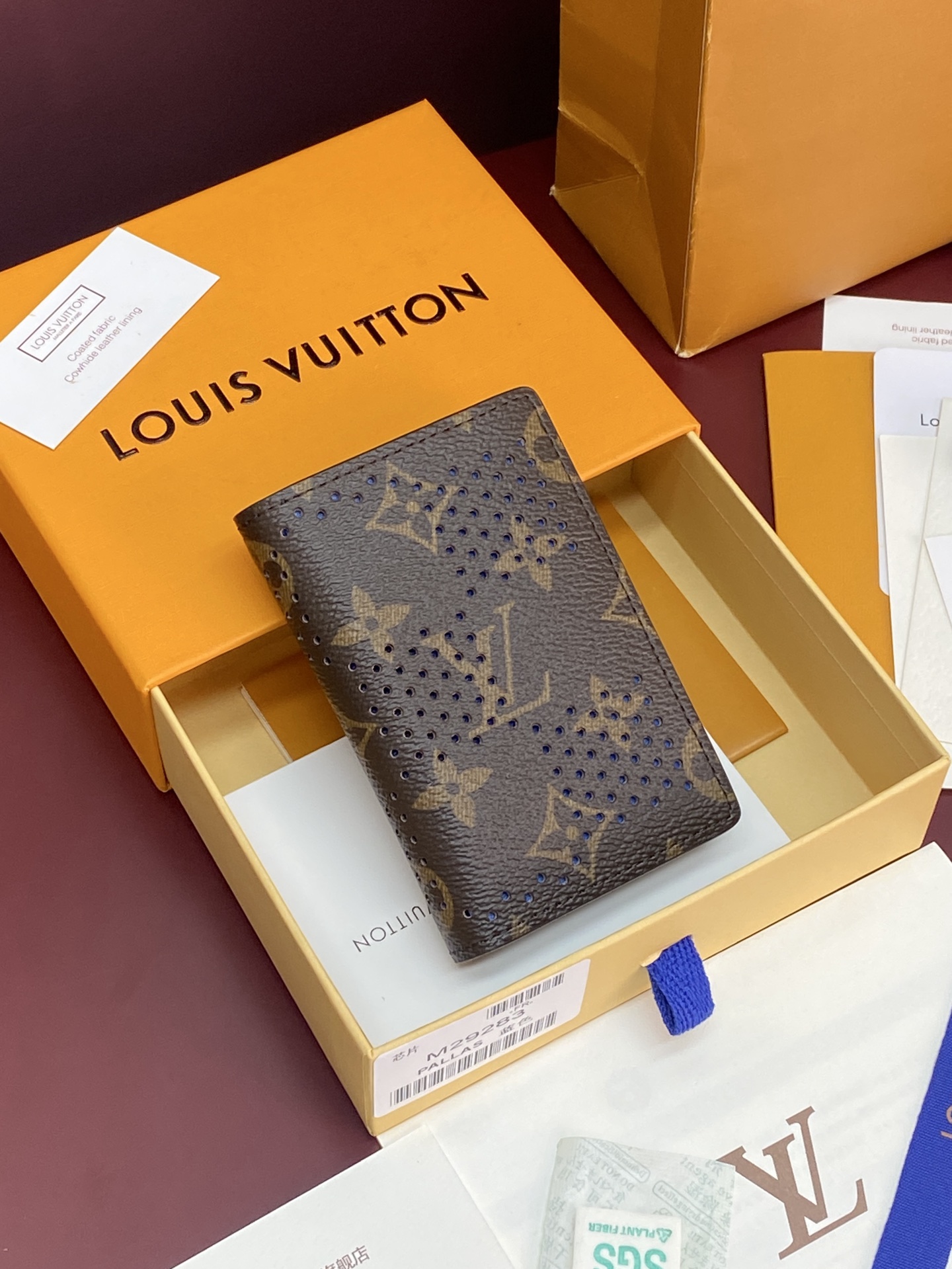 NO:880949,M29283 blue!  Chip version!  Pocket wallet, this pocket wallet is made of perforated Monogram Grid coated canvas, with unique perforations replicating the tennis racket strings, and depicting the brand's classic Damier pattern. The internal card slots and pockets and practical outer pockets create a neat storage space. 7.5 x 11.1 x 1 cm (length x height x width)., LV wallet, louis vuitton, wallets19860909M29283 蓝色！芯片版！口袋钱夹、本款口袋钱夹取材穿孔 Monogram Grid 涂层帆布,以别致穿孔复刻网球拍线,其间描绘品牌经典 Damier 图案.内部卡位和口袋与实用外袋共筑齐整收纳空间. 7.5 x 11.1 x 1 厘米 (长度 x 高 x 宽).,LV钱包,louis vuitton,wallets,欧美剧