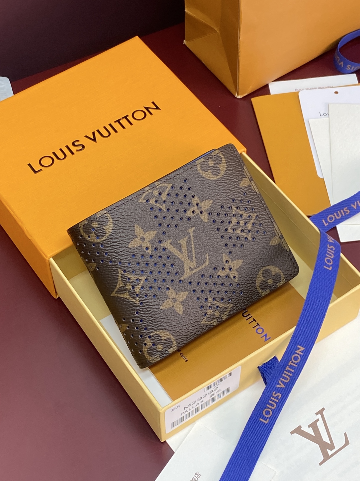NO:880954,M29292 Blue!  Chip version!  MULTIPLE Wallet, This Multiple Wallet is made of new Monogram canvas, with the delicate perforations on the Monogram Grid canvas depicting the classic Damier pattern, showing Pharrell Williams' iconic primary color inspiration. Multiple card slots and banknote compartments add practical details to the compact configuration. 11.5 x 9 x 1.5 cm (length x height x width)., LV wallet, louis vuitton, wallets19860909M29292 蓝色！芯片版！MULTIPLE 钱夹、本款 Multiple 钱夹焕新 Monogram 帆布,以 Monogram Grid 帆布上的细腻穿孔描绘经典 Damier 图案,展现 Pharrell Williams 标志性的原色灵感.多重卡位和钞票隔层为紧凑构型增添实用细节. 11.5 x 9 x 1.5 厘米 (长度 x 高 x 宽).,LV钱包,louis vuitton,wallets,欧美剧