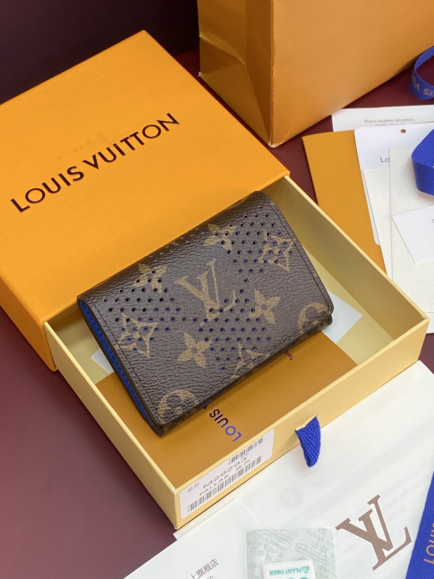 NO:880951,M29293 blue!  Chip version!  ENVELOPPE CARTE DE VISITE card holder, this Envelope card holder is made of Monogram Gird coated canvas, with fine perforations against the colorful leather lining, with a Damier pattern painted on it, adding a transparent and deep texture. Snap buttons open the card slot and accordion compartment. 10.5 x 8 x 1 cm (length x height x width)., LV wallet, louis vuitton, cartier, wallets19860909M29293 蓝色！芯片版！ENVELOPPE CARTE DE VISITE 卡夹、本款 Envelope 卡夹取材 Monogram Gird 涂层帆布,以细腻穿孔映衬缤纷皮革内衬,其间描绘 Damier 图案,平添一抹通透深邃质感.按扣开启卡位和风琴隔层. 10.5 x 8 x 1 厘米 (长度 x 高 x 宽).,LV钱包,louis vuitton,cartier,wallets,欧美剧