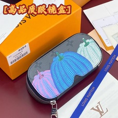 GI0883 南瓜!芯片版🔅 SUNGLASSES POUCH 眼镜盒!眼镜盒取材 Monogram 帆布和牛皮革,令拥 GI0883 南瓜!芯片版🔅 SUNGLASSES POUCH 眼镜盒!眼镜盒取材 Monogram 帆布和牛皮革,令拥