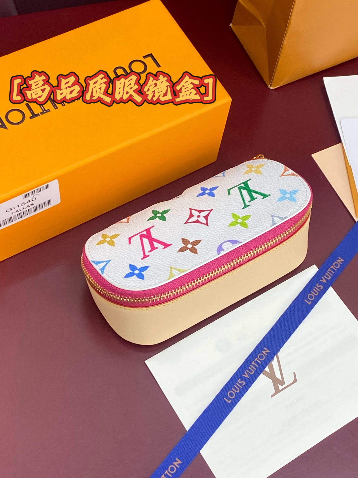 NO:920014,GI white color!  Chip version of SUNGLASSES POUCH glasses case!  The glasses case is made of Monogram canvas and cowhide leather, allowing large glasses with delicate frames to travel safely. The Louis Vuitton logo is designed to attract the attention of brand fans. 17 x 8.5 x 6.5 cm (length x height x width).,LV wallet,louis vuitton,louis vuitton,wallets,cowhide19860909GI 白彩！芯片版 SUNGLASSES POUCH 眼镜盒！眼镜盒取材 Monogram 帆布和牛皮革,令拥有精致框架的大号眼镜稳妥随行.路易威登标识旨在吸引品牌拥趸目光. 17 x 8.5 x 6.5 厘米 (长度 x 高 x 宽).,LV钱包,louis vuitton,louis vuitton,wallets,cowhide,欧美剧