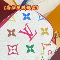 GI1540 白彩!芯片版🔅 SUNGLASSES POUCH 眼镜盒!眼镜盒取材 Monogram 帆布和牛皮革,令拥 GI1540 白彩!芯片版🔅 SUNGLASSES POUCH 眼镜盒!眼镜盒取材 Monogram 帆布和牛皮革,令拥