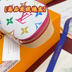 GI1540 白彩!芯片版🔅 SUNGLASSES POUCH 眼镜盒!眼镜盒取材 Monogram 帆布和牛皮革,令拥 GI1540 白彩!芯片版🔅 SUNGLASSES POUCH 眼镜盒!眼镜盒取材 Monogram 帆布和牛皮革,令拥