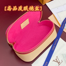 GI1540 白彩!芯片版🔅 SUNGLASSES POUCH 眼镜盒!眼镜盒取材 Monogram 帆布和牛皮革,令拥 GI1540 白彩!芯片版🔅 SUNGLASSES POUCH 眼镜盒!眼镜盒取材 Monogram 帆布和牛皮革,令拥