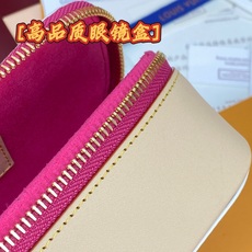 GI1540 白彩!芯片版🔅 SUNGLASSES POUCH 眼镜盒!眼镜盒取材 Monogram 帆布和牛皮革,令拥 GI1540 白彩!芯片版🔅 SUNGLASSES POUCH 眼镜盒!眼镜盒取材 Monogram 帆布和牛皮革,令拥