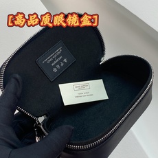 GI1287 黑彩!芯片版🔅 SUNGLASSES POUCH 眼镜盒!眼镜盒取材 Monogram 帆布和牛皮革,令拥 GI1287 黑彩!芯片版🔅 SUNGLASSES POUCH 眼镜盒!眼镜盒取材 Monogram 帆布和牛皮革,令拥