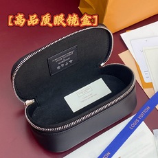 GI1287 黑彩!芯片版🔅 SUNGLASSES POUCH 眼镜盒!眼镜盒取材 Monogram 帆布和牛皮革,令拥 GI1287 黑彩!芯片版🔅 SUNGLASSES POUCH 眼镜盒!眼镜盒取材 Monogram 帆布和牛皮革,令拥