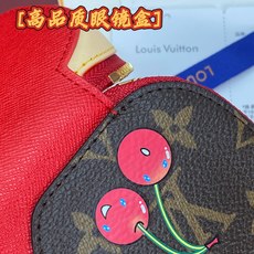 GI1332 樱桃!芯片版🔅 SUNGLASSES POUCH 眼镜盒!眼镜盒取材 Monogram 帆布和牛皮革,令拥 GI1332 樱桃!芯片版🔅 SUNGLASSES POUCH 眼镜盒!眼镜盒取材 Monogram 帆布和牛皮革,令拥