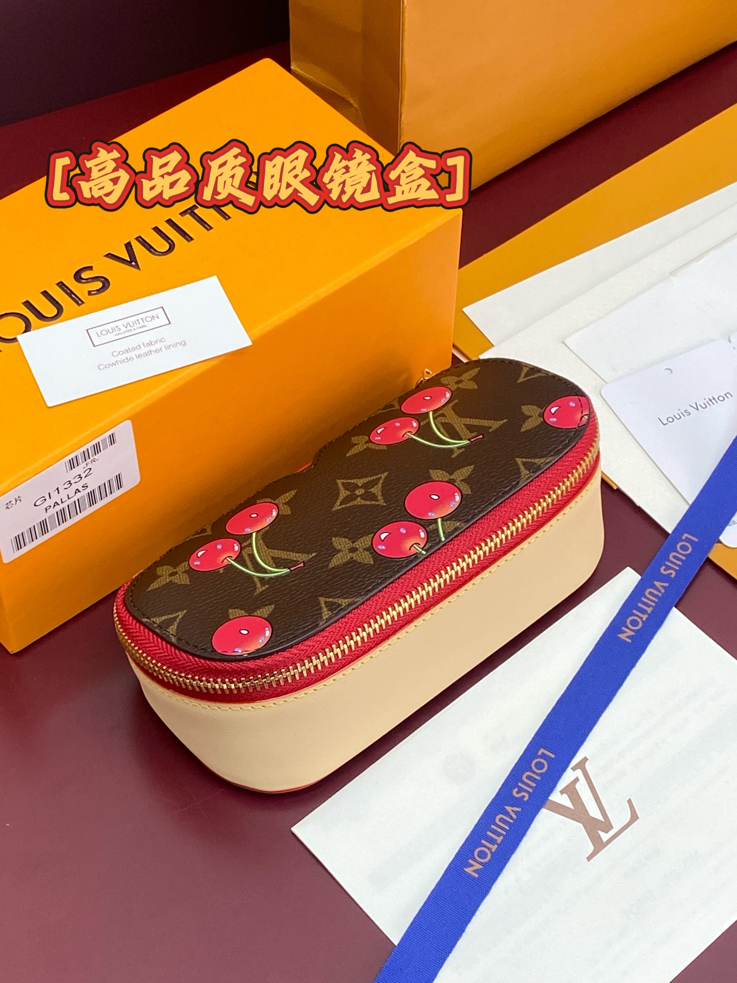 NO:920026,GI1332 Cherry!  Chip version of SUNGLASSES OUCH glasses case!  The glasses case is made of Monogram canvas and cowhide leather, allowing large glasses with delicate frames to travel safely. The Louis Vuitton logo is designed to attract the attention of brand fans. 17 x 8.5 x 6.5 cm (length x height x width).,LV wallet,louis vuitton,louis vuitton,wallets,cowhide19860909GI1332 樱桃！芯片版 SUNGLASSES OUCH 眼镜盒！眼镜盒取材 Monogram 帆布和牛皮革,令拥有精致框架的大号眼镜稳妥随行.路易威登标识旨在吸引品牌拥趸目光. 17 x 8.5 x 6.5 厘米 (长度 x 高 x 宽).,LV钱包,louis vuitton,louis vuitton,wallets,cowhide,欧美剧