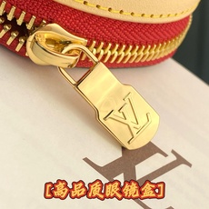 GI1332 樱桃!芯片版🔅 SUNGLASSES POUCH 眼镜盒!眼镜盒取材 Monogram 帆布和牛皮革,令拥 GI1332 樱桃!芯片版🔅 SUNGLASSES POUCH 眼镜盒!眼镜盒取材 Monogram 帆布和牛皮革,令拥
