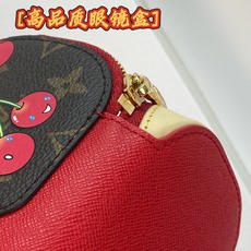 GI1332 樱桃!芯片版🔅 SUNGLASSES POUCH 眼镜盒!眼镜盒取材 Monogram 帆布和牛皮革,令拥 GI1332 樱桃!芯片版🔅 SUNGLASSES POUCH 眼镜盒!眼镜盒取材 Monogram 帆布和牛皮革,令拥
