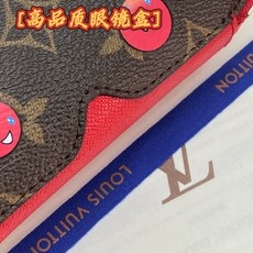 GI1332 樱桃!芯片版🔅 SUNGLASSES POUCH 眼镜盒!眼镜盒取材 Monogram 帆布和牛皮革,令拥 GI1332 樱桃!芯片版🔅 SUNGLASSES POUCH 眼镜盒!眼镜盒取材 Monogram 帆布和牛皮革,令拥