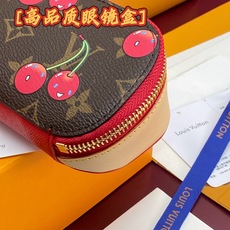 GI1332 樱桃!芯片版🔅 SUNGLASSES POUCH 眼镜盒!眼镜盒取材 Monogram 帆布和牛皮革,令拥 GI1332 樱桃!芯片版🔅 SUNGLASSES POUCH 眼镜盒!眼镜盒取材 Monogram 帆布和牛皮革,令拥