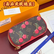 GI1332 樱桃!芯片版🔅 SUNGLASSES POUCH 眼镜盒!眼镜盒取材 Monogram 帆布和牛皮革,令拥 GI1332 樱桃!芯片版🔅 SUNGLASSES POUCH 眼镜盒!眼镜盒取材 Monogram 帆布和牛皮革,令拥