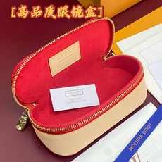 GI1332 樱桃!芯片版🔅 SUNGLASSES POUCH 眼镜盒!眼镜盒取材 Monogram 帆布和牛皮革,令拥 GI1332 樱桃!芯片版🔅 SUNGLASSES POUCH 眼镜盒!眼镜盒取材 Monogram 帆布和牛皮革,令拥