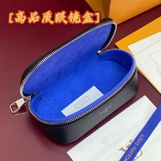 GI0654 黑花!芯片版🔅 SUNGLASSES POUCH 眼镜盒!眼镜盒取材 Monogram 帆布和牛皮革,令拥 GI0654 黑花!芯片版🔅 SUNGLASSES POUCH 眼镜盒!眼镜盒取材 Monogram 帆布和牛皮革,令拥