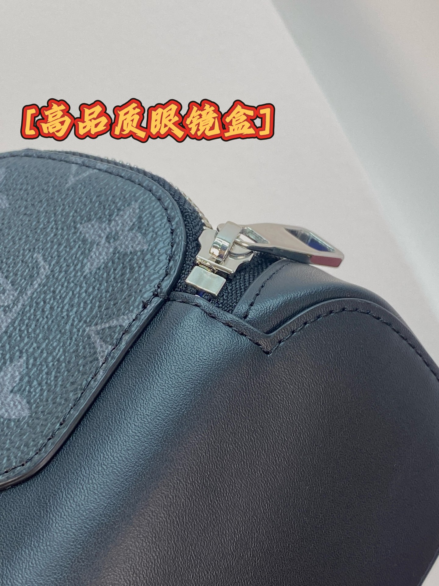 GI0654 黑花!芯片版🔅 SUNGLASSES POUCH 眼镜盒!眼镜盒取材 Monogram 帆布和牛皮革,令拥 GI0654 黑花!芯片版🔅 SUNGLASSES POUCH 眼镜盒!眼镜盒取材 Monogram 帆布和牛皮革,令拥