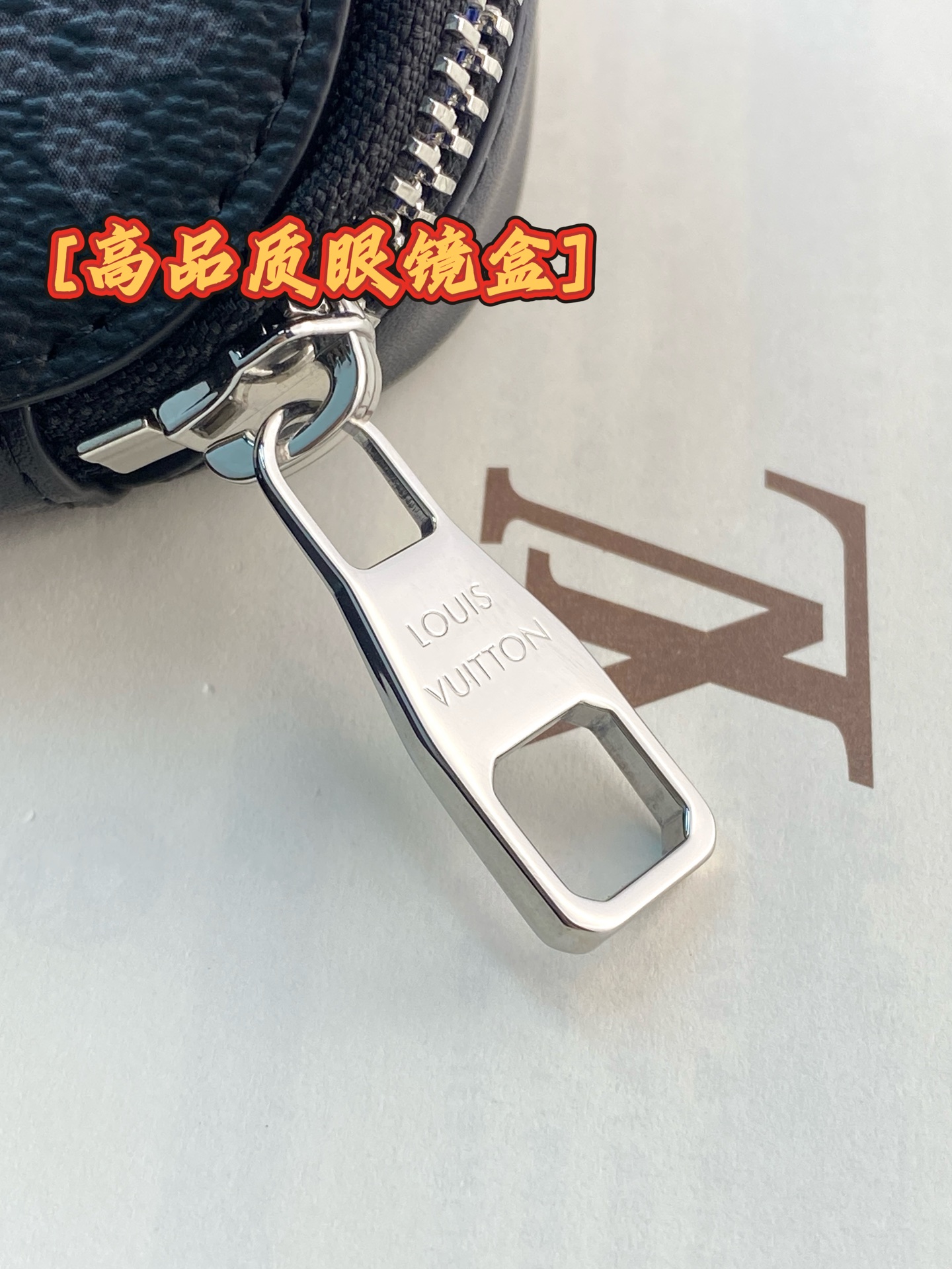 GI0654 黑花!芯片版🔅 SUNGLASSES POUCH 眼镜盒!眼镜盒取材 Monogram 帆布和牛皮革,令拥 GI0654 黑花!芯片版🔅 SUNGLASSES POUCH 眼镜盒!眼镜盒取材 Monogram 帆布和牛皮革,令拥