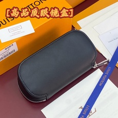 GI0654 黑花!芯片版🔅 SUNGLASSES POUCH 眼镜盒!眼镜盒取材 Monogram 帆布和牛皮革,令拥 GI0654 黑花!芯片版🔅 SUNGLASSES POUCH 眼镜盒!眼镜盒取材 Monogram 帆布和牛皮革,令拥