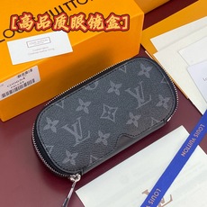 GI0654 黑花!芯片版🔅 SUNGLASSES POUCH 眼镜盒!眼镜盒取材 Monogram 帆布和牛皮革,令拥 GI0654 黑花!芯片版🔅 SUNGLASSES POUCH 眼镜盒!眼镜盒取材 Monogram 帆布和牛皮革,令拥