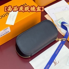 GI0633 老花黄!芯片版🔅 SUNGLASSES POUCH 眼镜盒!眼镜盒取材 Monogram 帆布和牛皮革,令 GI0633 老花黄!芯片版🔅 SUNGLASSES POUCH 眼镜盒!眼镜盒取材 Monogram 帆布和牛皮革,令