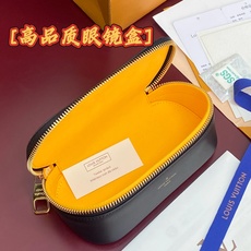 GI0633 老花黄!芯片版🔅 SUNGLASSES POUCH 眼镜盒!眼镜盒取材 Monogram 帆布和牛皮革,令 GI0633 老花黄!芯片版🔅 SUNGLASSES POUCH 眼镜盒!眼镜盒取材 Monogram 帆布和牛皮革,令