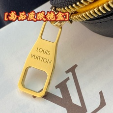 GI0633 老花黄!芯片版🔅 SUNGLASSES POUCH 眼镜盒!眼镜盒取材 Monogram 帆布和牛皮革,令 GI0633 老花黄!芯片版🔅 SUNGLASSES POUCH 眼镜盒!眼镜盒取材 Monogram 帆布和牛皮革,令