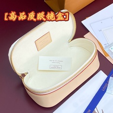 GI1604 白格!芯片版🔅 SUNGLASSES POUCH 眼镜盒!眼镜盒取材 Monogram 帆布和牛皮革,令拥 GI1604 白格!芯片版🔅 SUNGLASSES POUCH 眼镜盒!眼镜盒取材 Monogram 帆布和牛皮革,令拥