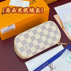 GI1604 白格!芯片版🔅 SUNGLASSES POUCH 眼镜盒!眼镜盒取材 Monogram 帆布和牛皮革,令拥 GI1604 白格!芯片版🔅 SUNGLASSES POUCH 眼镜盒!眼镜盒取材 Monogram 帆布和牛皮革,令拥