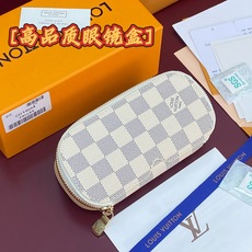 GI1604 白格!芯片版🔅 SUNGLASSES POUCH 眼镜盒!眼镜盒取材 Monogram 帆布和牛皮革,令拥 GI1604 白格!芯片版🔅 SUNGLASSES POUCH 眼镜盒!眼镜盒取材 Monogram 帆布和牛皮革,令拥