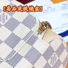 GI1604 白格!芯片版🔅 SUNGLASSES POUCH 眼镜盒!眼镜盒取材 Monogram 帆布和牛皮革,令拥 GI1604 白格!芯片版🔅 SUNGLASSES POUCH 眼镜盒!眼镜盒取材 Monogram 帆布和牛皮革,令拥