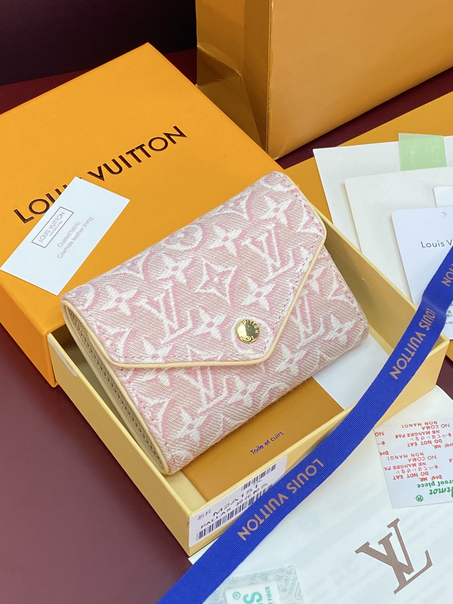 NO:919982,M2A151 Jacquard powder! Chip version! Victorine Wallet, this Victorine wallet pays homage to the history of Louis Vuitton with a new version. The Monogram Emblème jacquard pattern reinterprets the brand's iconic canvas in a refined design. The wallet is decorated with this season's main color and is decorated with gold snaps, which can safely store valuables. The accessory is small in size but functional, with a dedicated space for banknotes, two additional patch pockets and six card slots. 12 x 9.5 x 2.5 cm (length x height x Width).,LV wallet,louis vuitton,louis vuitton,wallets19860909M2A151 提花粉！芯片版！Victorine 錢包、這款Victorine錢包以全新版本向路易威登的歷史致敬,Monogram Emblème提花圖案以精緻設計重新演繹品牌標誌性的帆布.錢包配上今季主打的色調,飾以金色按扣,能妥善存放貴重物品.配飾尺寸小巧,卻功能實用,設有紙幣專屬的空間,另配兩個貼袋及六個卡片夾層. 12 x 9.5 x 2.5 厘米 (長度 x 高度 x 闊度).,LV钱包,louis vuitton,louis vuitton,wallets,欧美剧