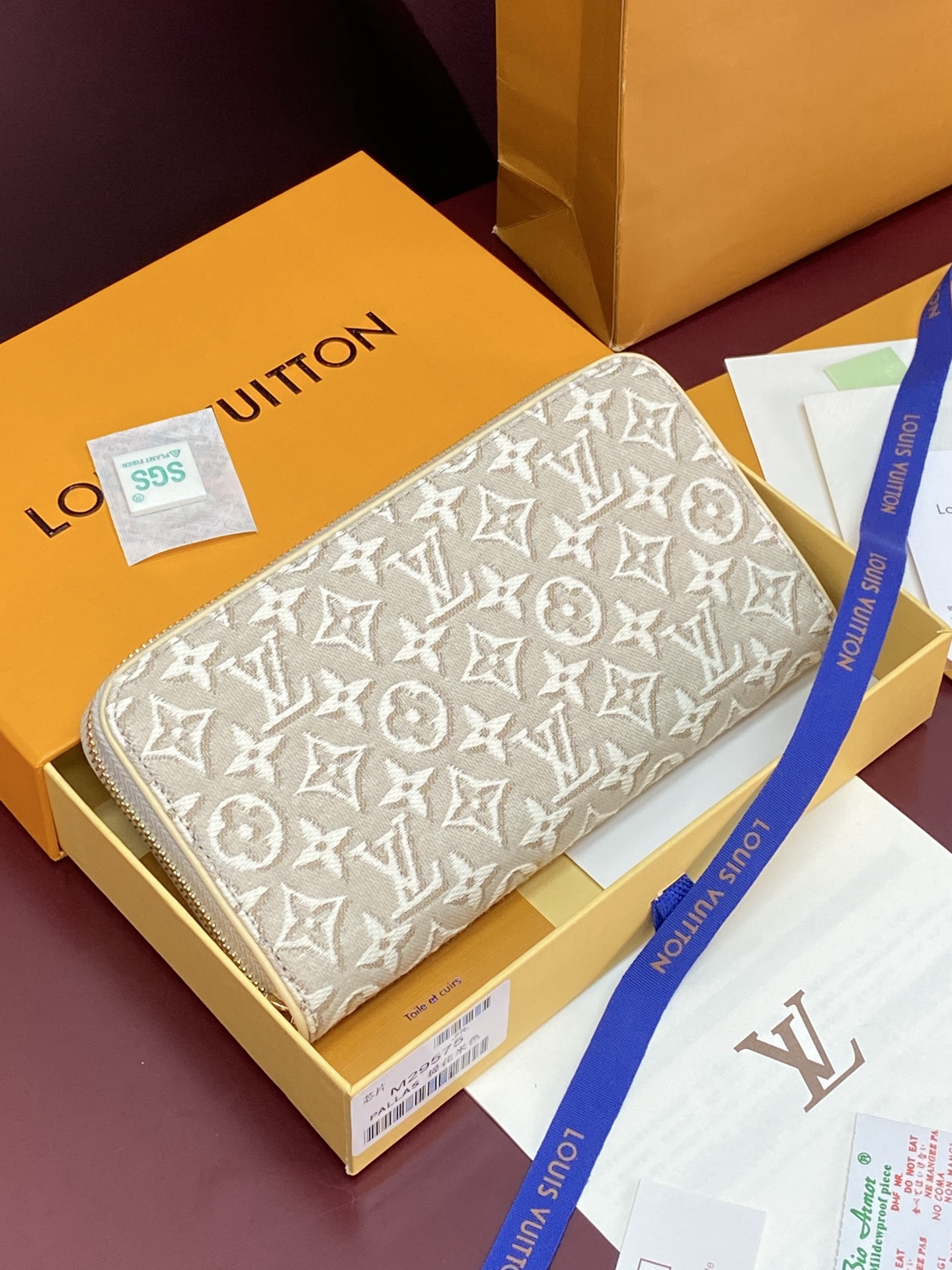 NO:919988,M29575 jacquard beige!  Chip version!  LOUIS VUITTON Zippy Classic Old Flower Print Jacquard Fabric Wallet This tough style and extremely practical Zippy large wallet is comparable to a small bag in terms of capacity. It is equipped with a dedicated pocket for smartphones and can also accommodate keys, passports, credit cards and cash. It can easily store personal essentials and is a perfect travel companion. Size 19Cmx10cm., LV wallet, louis vuitton, louis vuitton, wallets19860909M29575 提花米色！芯片版！LOUIS VUITTON Zippy 经典老花满印 提花面料 钱包 此款风格硬朗、极为实用的Zippy大号钱夹在容量上足可与小包袋相媲美.配有智能手机专用口袋,另可容纳钥匙、护照、信用卡与现金.轻松收纳个人必备用品,完美的旅行伴侣.尺寸19Cmx10cm.,LV钱包,louis vuitton,louis vuitton,wallets,欧美剧
